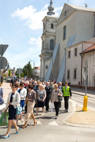 Przemarsz uczestników Jubileuszu Szkoły
